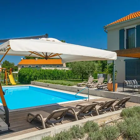 Modern Fritula With Pool In Vizinada